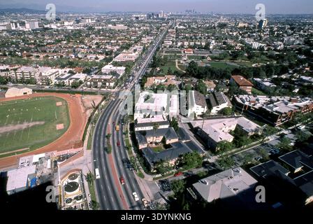 Vue aérienne du boulevard Olympic. En regardant vers l'est, il passe devant le lycée de Beverly Hills à Beverly Hills, Californie, États-Unis Banque D'Images