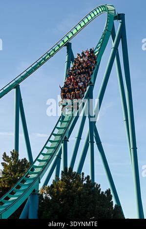 Toronto, ON, Canada - 30 septembre 2025 : les gens apprécient une balade palpitante sur une montagne russe à Canada's Wonderland par une journée ensoleillée, c'est un att populaire Banque D'Images