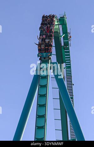 Toronto, ON, Canada - 30 septembre 2025 : une montagne russe atteint le ciel à Wonderland Canada, offrant une expérience passionnante. Banque D'Images