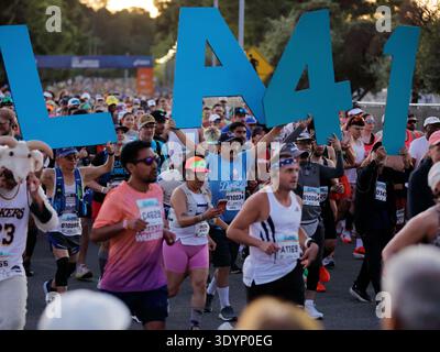 Los Angeles, États-Unis. 8 mars 2026. Les coureurs s'affrontent lors du 41e Marathon de Los Angeles, à Los Angeles, Californie, États-Unis, le 8 mars, 2026. crédit : Qiu Chen/Xinhua/Alamy Live News Banque D'Images