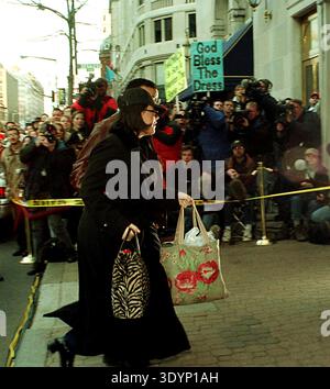 PHOTO DU DOSSIER : Washington, DC - 30 janvier 1999 -- Monica Lewinsky, accompagnée de l'avocat Billy Martin, arrive à l'hôtel Mayflower où son témoignage dans le procès de destitution du président sera recueilli. Crédit photo : Ron Sachs/CNP/AdMedia Banque D'Images