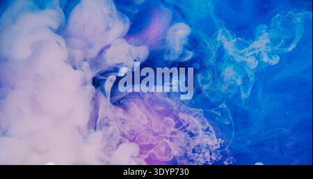 Brouillard de peinture à l'eau. Fumée de mélange de couleurs. Flou bleu pourpre flou flou flou flou bleu diffusant texture acrylique smog liquide sur fond abstrait. Banque D'Images