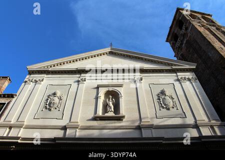 Statues de façade de l'église San Silvestro Venezia août 2024 été Banque D'Images