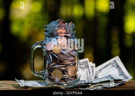 L'épargne augmente grâce à une planification financière régulière. Épargne Protégez l'argent. Épargne recueillir de l'argent. Stabilité de l'argent de l'épargne. Banque D'Images
