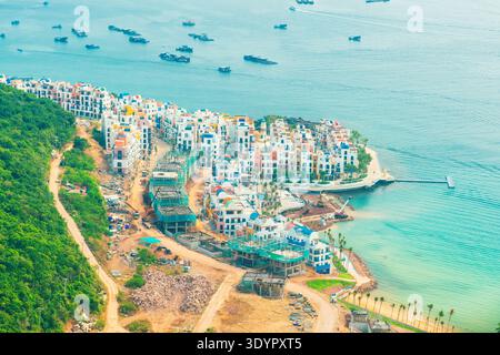Vue aérienne des bâtiments colorés de station balnéaire en construction sur la côte sur l'île de Phu Quoc, Vietnam, le long de la route du téléphérique Hon Thom Banque D'Images