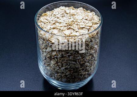Beaucoup de délicieux flocons d'avoine sur le comptoir du marché de l'épicerie, nourriture biologique savoureuse composée de flocons d'avoine crus frais en gros plan, belle texture mûre de naturel Banque D'Images