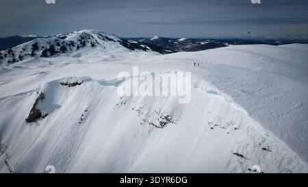 Vue aérienne d'une couverture de neige d'un blanc éclatant ornant les sommets accidentés des montagnes, mettant en valeur le vaste paysage hivernal, Échenevex, Auvergne-Rhône-Alpes, Banque D'Images