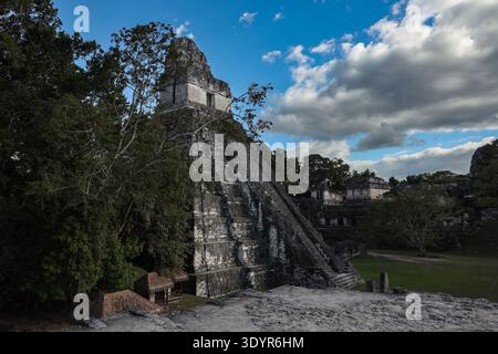 Ancien temple maya s'élevant au-dessus de la canopée de la jungle dans le parc national de Tikal, Guatemala. Banque D'Images