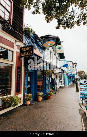 Les devantures colorées bordent une rue pluvieuse dans le centre-ville de Bar Harbor, Banque D'Images