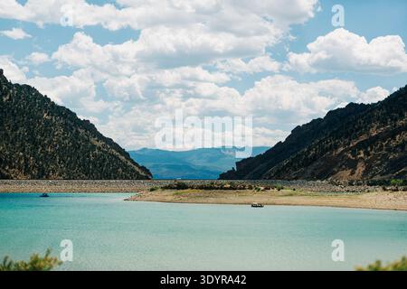 Bateaux de pêche sur Rifle Gap Reservoir dans le parc national du Colorado Banque D'Images