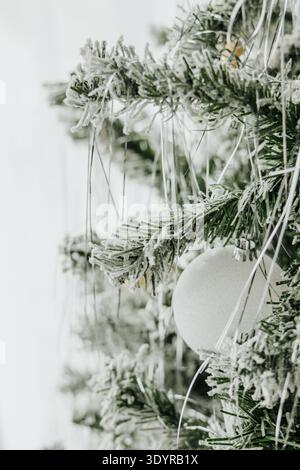 Gros plan du sapin de noël décoré de blanc et d'argent simples Banque D'Images