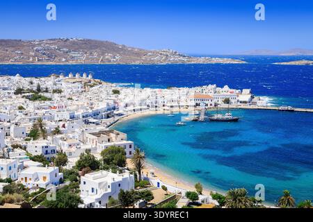 Mykonos, Grèce. Vue panoramique sur la ville de Mykonos et les îles Cyclades. Banque D'Images