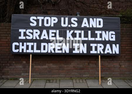 Pancartes lors d'une marche pour protester contre les actions militaires des États-Unis et d'Israël contre l'Iran. La marche a été organisée par la Coalition Stop the War, Banque D'Images