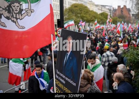 Manifestants contre le régime iranien tenant une photo du prince héritier Reza Pahlavi lors d'une manifestation devant l'ambassade iranienne de Londres en soutien Banque D'Images