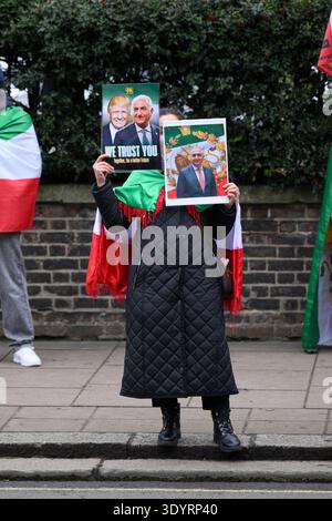 Manifestants contre le régime iranien tenant une photo du prince héritier Reza Pahlavi lors d'une manifestation devant l'ambassade iranienne de Londres en soutien Banque D'Images
