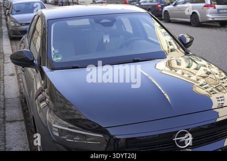 Black Opel voiture garée dans une rue de la ville Banque D'Images
