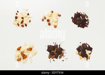 Morceaux de chocolat noir et blanc avec diverses farces isolées Banque D'Images