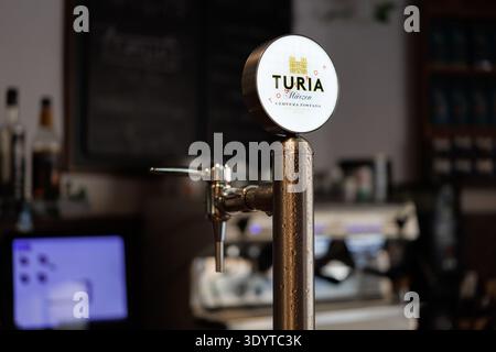 Robinet de bière Turia et bouteilles dans un café à Alcoy le 9 mars 2026, Espagne Banque D'Images