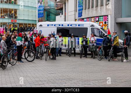 Les manifestants participent à une marche de l'unité organisée pour la Journée internationale de la femme dans le centre-ville de Birmingham, organisée en faveur de l'égalité des sexes.... Banque D'Images