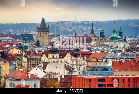 Vue panoramique aérienne de Prague sur la place de la vieille ville, Tchéquie. De Holesovice avec la rivière Vltava, pont au lever du soleil. Banque D'Images