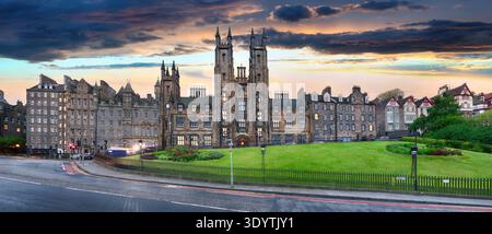 Edimbourg vieille ville de rue Mound avec New College, l'Université, l'Écosse panorama au coucher du soleil Banque D'Images