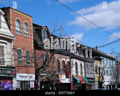 Façades de vieux bâtiments sur la rue Queen Ouest à Toronto Banque D'Images