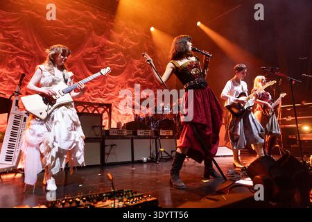 Oslo, Norvège. 06 mars 2026. Le groupe de rock indépendant britannique The Last Dinner Party donne un concert au Sentrum Scene à Oslo. Ici, la chanteuse Abigail Morris est vue en direct sur scène. Banque D'Images