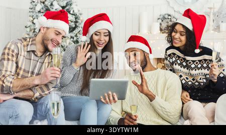Entreprise multiethnique discutant en ligne sur tablette Banque D'Images