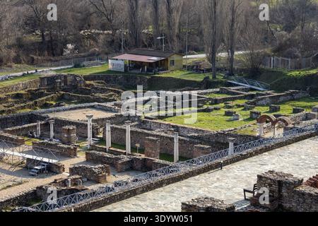 vue en angle élevé des ruines antiques de lyncestis d'héraclée avec des murs de pierre et des colonnes de marbre sous la lumière du soleil, un site archéologique important à mac Banque D'Images