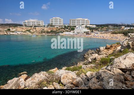 Ghajn Tuffieha, Malte - 13 octobre 2019 : les gens à la station balnéaire Golden Bay avec l'hôtel Radisson sur une falaise dans la côte nord-ouest de l'île de Malte Banque D'Images