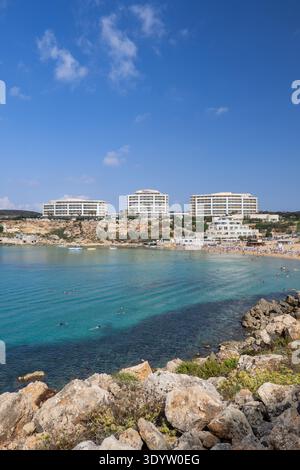 Ghajn Tuffieha, Malte - 13 octobre 2019 : les gens à la station balnéaire Golden Bay avec l'hôtel Radisson sur une falaise dans la côte nord-ouest de l'île de Malte Banque D'Images