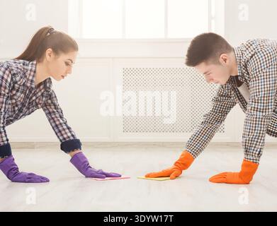 Jeune couple laver le sol ensemble Banque D'Images