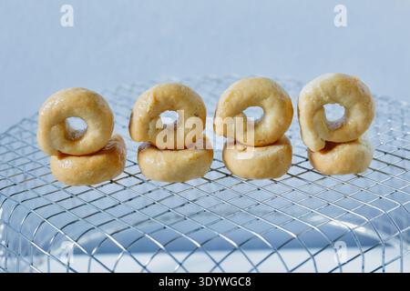 Gros plan de taralli commun dans le sud de l'Italie, sucré ou salé petit snack en forme d'anneau Banque D'Images