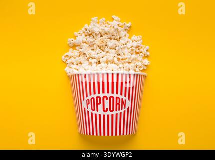 Seau de pop-corn sur fond jaune Banque D'Images