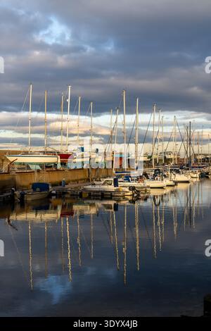 Moray, Écosse, Royaume-Uni. 10 mars 2026. De nombreux voiliers et bateaux à moteur bordent le port de Lossiemouth à Moray, en Écosse, avec quelques navires en cale sèche à proximité. Les mâts se reflètent clairement sur la surface de l'eau calme. Crédit : JASPERIMAGE/Alamy Live News crédit : JASPERIMAGE/Alamy Live News Banque D'Images