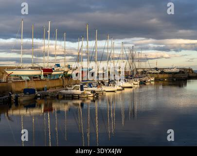 Moray, Écosse, Royaume-Uni. 10 mars 2026. De nombreux voiliers et bateaux à moteur sont amarrés et en cale sèche le long de l'embarcadère robuste du port de Lossiemouth à Moray, en Écosse. Crédit : JASPERIMAGE/Alamy Live News crédit : JASPERIMAGE/Alamy Live News Banque D'Images