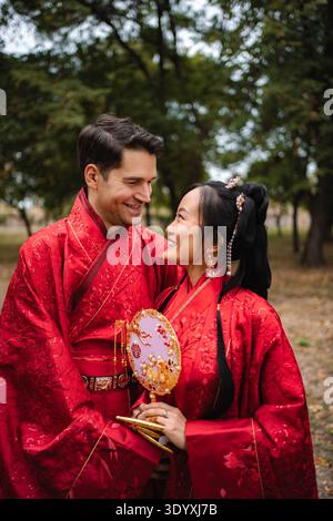Couple interracial célébrant le mariage dans le hanfu chinois traditionnel Banque D'Images