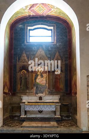 Vue de l'autel avec la fresque de la Madonna della Sanità (XIVe siècle) dans la cathédrale de Nardo. Cette œuvre gothique représente la Vierge à l'enfant entre Banque D'Images