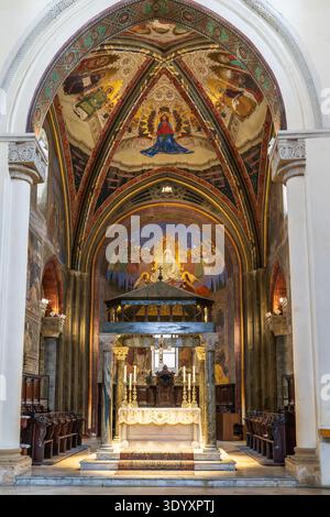 L'intérieur de la cathédrale de Nardo présente le maître-autel avec un ciborium en marbre, entouré par les magnifiques fresques du XIXe siècle de Cesare Maccari In Banque D'Images