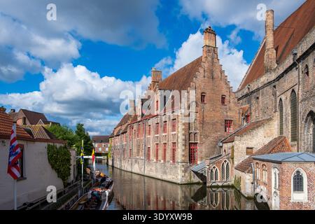 Musée Gruuthuse Palais gothique médiéval sur le canal de Dijver avec des reflets, Bruges, Belgique Banque D'Images