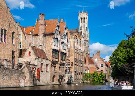 Tour du beffroi de Bruges et maisons médiévales sur le canal Rozenhoedkaai, Bruges, Belgique Banque D'Images
