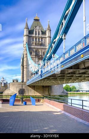 Tower Bridge pont basculant au-dessus de la Tamise vu de la passerelle au bord de la rivière sous la travée suspendue, Londres, Angleterre, Royaume-Uni Banque D'Images