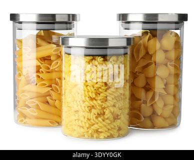 Différents types de pâtes dans des pots isolés sur blanc Banque D'Images