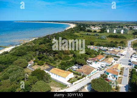 Vue aérienne du village des portes-en-Ré et de la côte atlantique depuis le phare de Phare des baleines, Île de Ré, Charente-maritime, France Banque D'Images