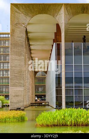 Colonnes du palais Itamaraty à Brasilia : détails architecturaux, commerce extérieur, diplomatie nationale Banque D'Images