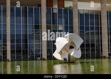 Vue détaillée de la sculpture de météorite devant la façade du palais Itamaraty à Brasilia. Détails de l'architecture, du commerce extérieur et national Banque D'Images