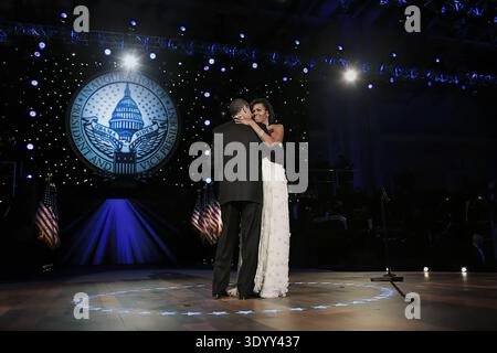Le président américain Barack Obama et la première dame américaine Michelle Obama dansent au bal inaugural du quartier, Walter E. Washington Convention Center, Washington, DC, États-Unis, Pete Souza, Office of White House Photography, 20 janvier 2009 Banque D'Images