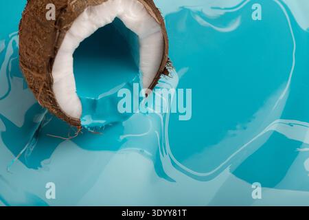 Peinture bleue épuisant de noix de coco, fond créatif Banque D'Images