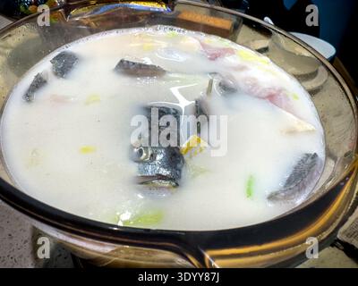 Soupe de poisson salée, riche et très très fraîche à cuisiner à table dans un restaurant spécialisé à Shanghai, en Chine Banque D'Images