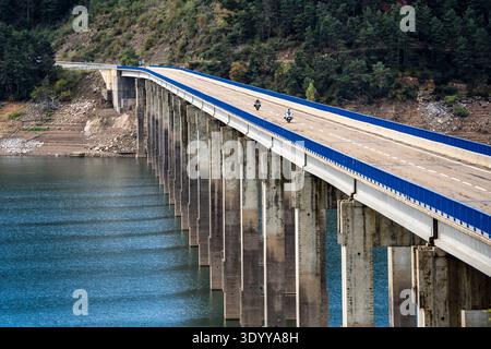 Pont sur le réservoir de Riaño, Riaño, province de León, communauté autonome de Castille-et-León, chaîne de montagnes cantabrique, Espagne Banque D'Images